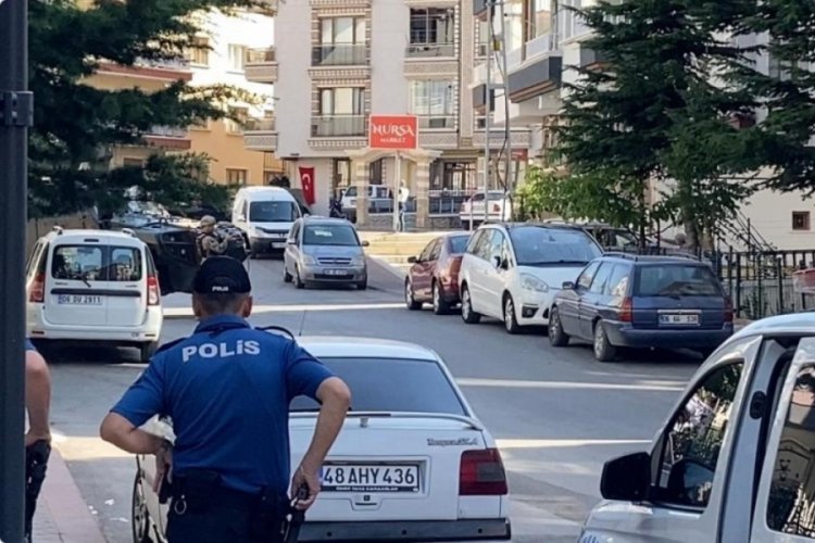 Ankara'da firari h&uuml;k&uuml;ml&uuml; market sahibini rehin aldı