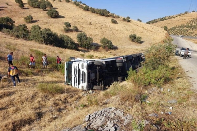 Manisa'da tır yan yattı: 1 yaralı