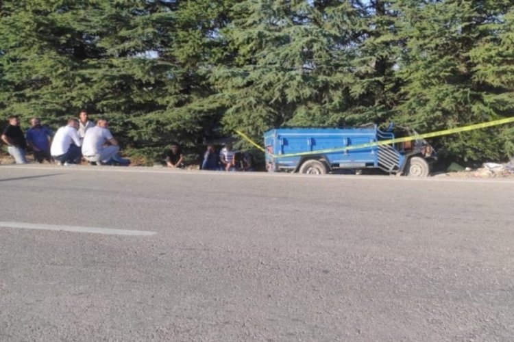 Isparta'da otomobil patpatla &ccedil;arpıştı: 2 &ouml;l&uuml;, 8 yaralı