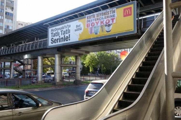 Kayseri'de McDonald's'ın reklamının &uuml;zerinde dikkat &ccedil;eken pankart