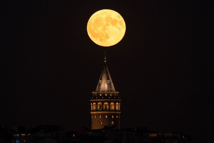 İstanbul'da muhteşem dolunay manzarası
