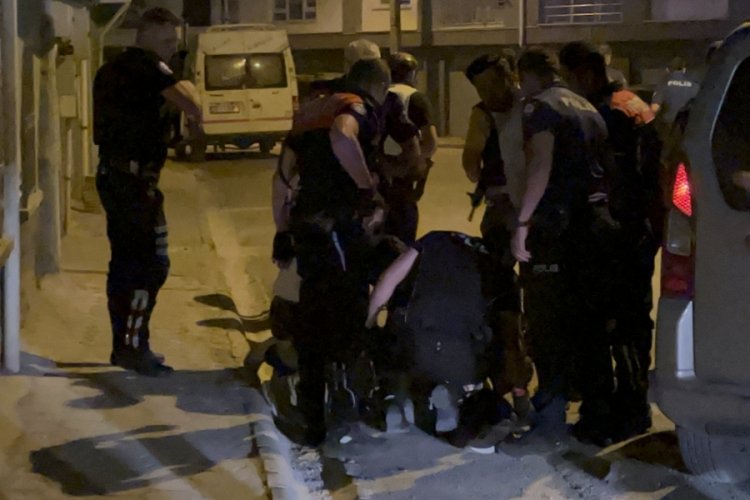 Olaylı gece: Polisle silahlı &ccedil;atışmaya giren şahıs yakalandı