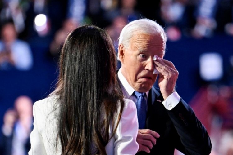 Biden, g&ouml;revini devrederken g&ouml;zyaşlarını tutamadı!