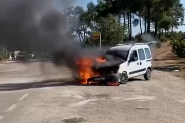 Bursa'da park halindeki hafif ticari ara&ccedil; alev alev yandı