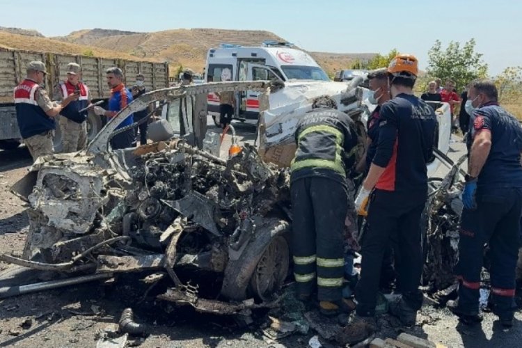 D&uuml;ğ&uuml;ne giden 4 kişi trafik kazasında hayatını kaybetti