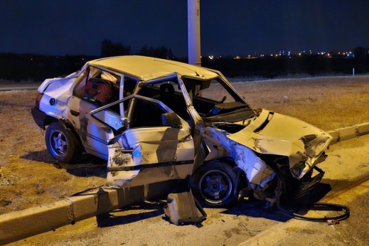 &Ccedil;orum'da otomobil ile kamyon &ccedil;arpıştı: 2 kişi hayatını kaybetti