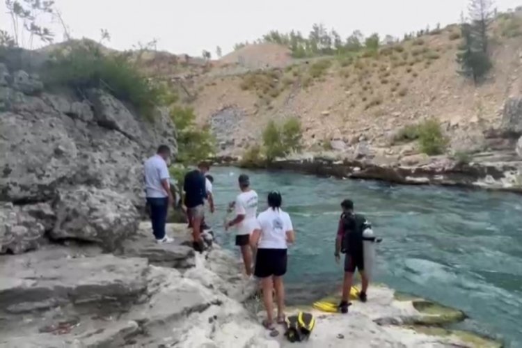 Antalya'da akıntıya kapılan genci arama &ccedil;alışmaları s&uuml;r&uuml;yor