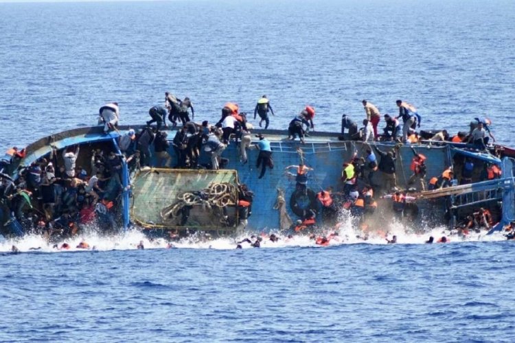 300 kişi taşıyan tekne alabora oldu: &Ccedil;ok sayıda &ouml;l&uuml;!