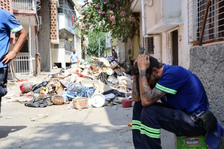 Adana'da m&uuml;stakil evden yaklaşık 4 kamyon &ccedil;&ouml;p &ccedil;ıktı! İş&ccedil;i fenalaşarak hastanelik oldu