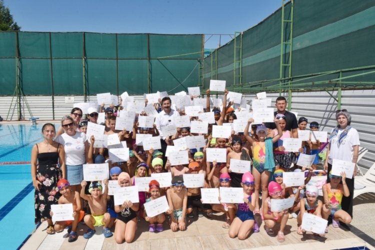 Yenişehir'in minik y&uuml;z&uuml;c&uuml;leri sertifikalarını aldı