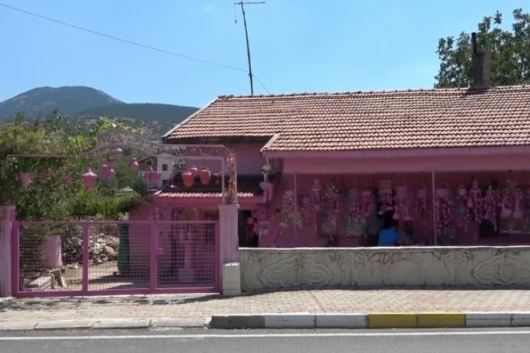 Isparta'da her şeyin pembe olduğu evi görenler bir daha bakıyor