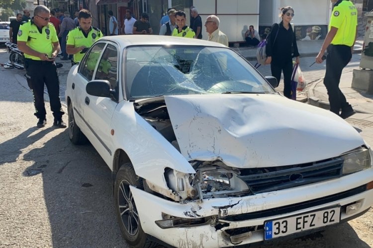 Adıyaman'da motosiklet ile otomobilin &ccedil;arpışma anları kamerada