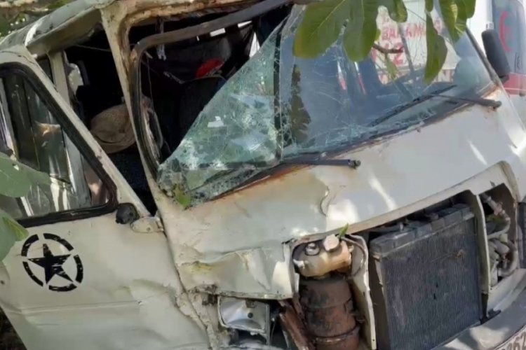Bursa'da direksiyon hakimiyetini kaybeden minib&uuml;s tarlaya u&ccedil;tu