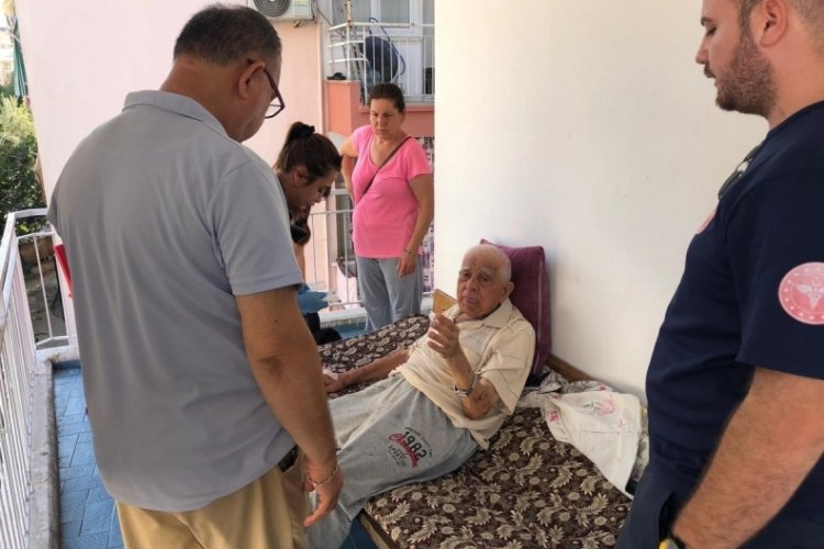 Antalya'da balkonda hareketsiz yatan yaşlı adam, polis ve itfaiyeyi alarma ge&ccedil;irdi
