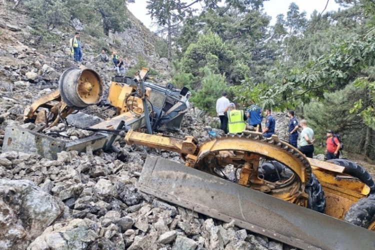 İzmir'de iş makinesi u&ccedil;uruma yuvarlandı! Operat&ouml;r yaşamanı yitirdi