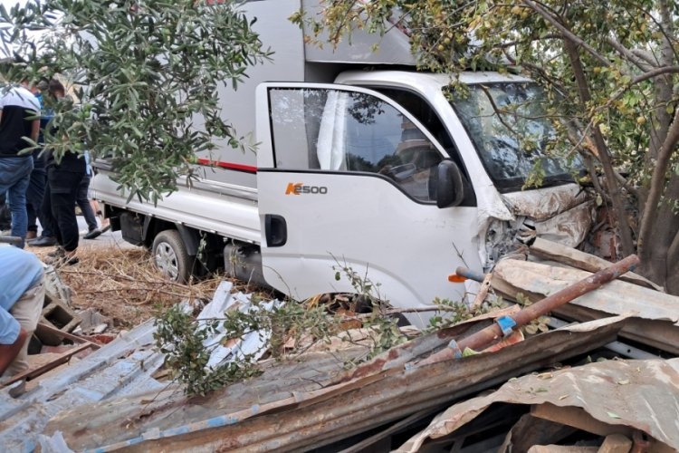 Bursa'da ıslak yolda kayan kamyonet bah&ccedil;e duvarına &ccedil;arptı