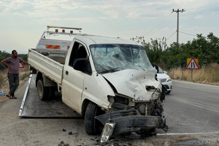 Bursa'da yola kontrols&uuml;z &ccedil;ıkan tır kamyonete &ccedil;arptı: 3 yaralı