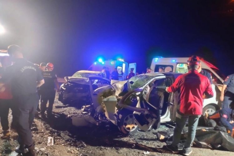 Rize'de iki otomobil kafa kafaya &ccedil;arpıştı: 2 &ouml;l&uuml;, 6 yaralı