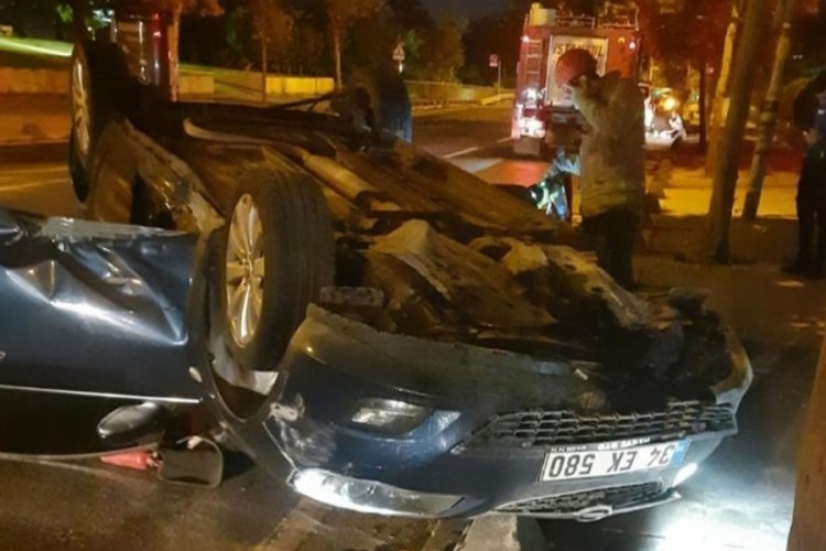 Hakimiyetini kaybeden s&uuml;r&uuml;c&uuml; kaldırıma &ccedil;ıktı! Otomobil devrildi