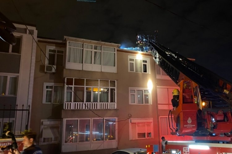 İstanbul'da 4 katlı binanın &ccedil;atısı yandı!