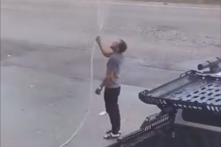 Bursa'da sıcaktan bunalan vatandaşlar b&ouml;yle serinledi
