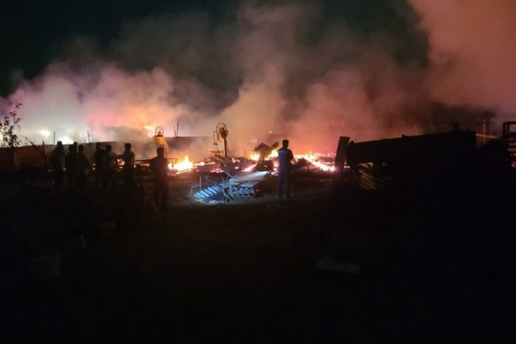 Balıkesir'de at&ouml;lye yangınında 5 k&uuml;&ccedil;&uuml;kbaş hayvan ile yaklaşık 20 tavuk telef oldu