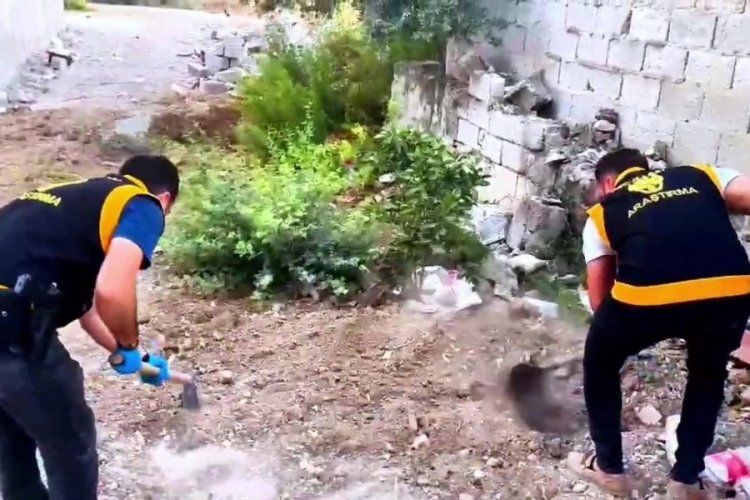 Adana'da toprağın altına gizlenmiş cephanelik bulundu