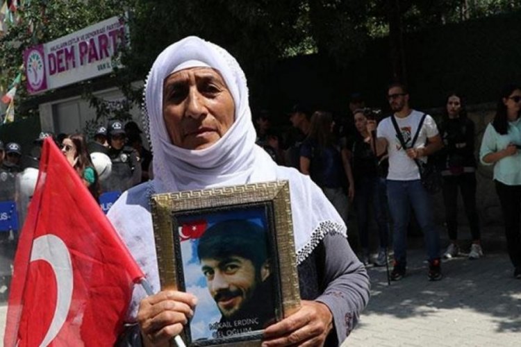 Evlat n&ouml;betindeki anneden oğluna 'teslim ol' &ccedil;ağrısı