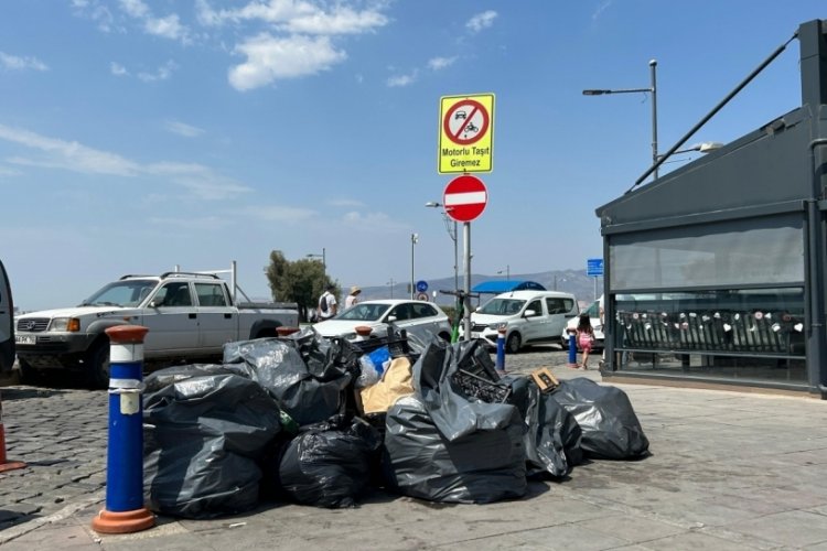 İzmir'de  60'ı aşkın temizlik iş&ccedil;isi, anlaşmazlık nedeniyle iş bıraktı