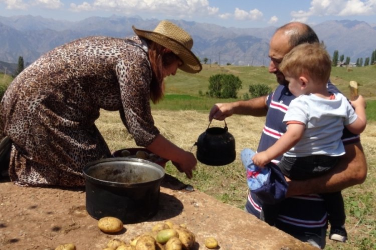 Artvin'de 12 yıldır her yaz tatilinde Fransa'dan gelen özel bir misafirini ağırlıyorlar