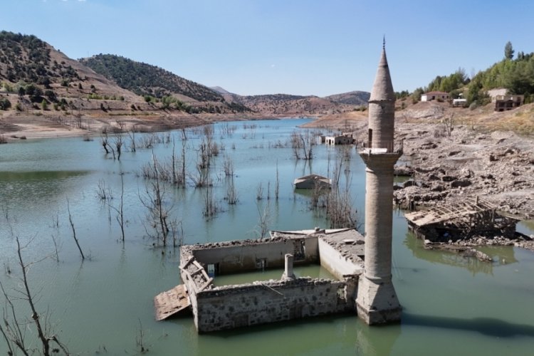 Sivas'ta Pusat köyü, suların çekilmesiyle yeniden gün yüzüne çıktı