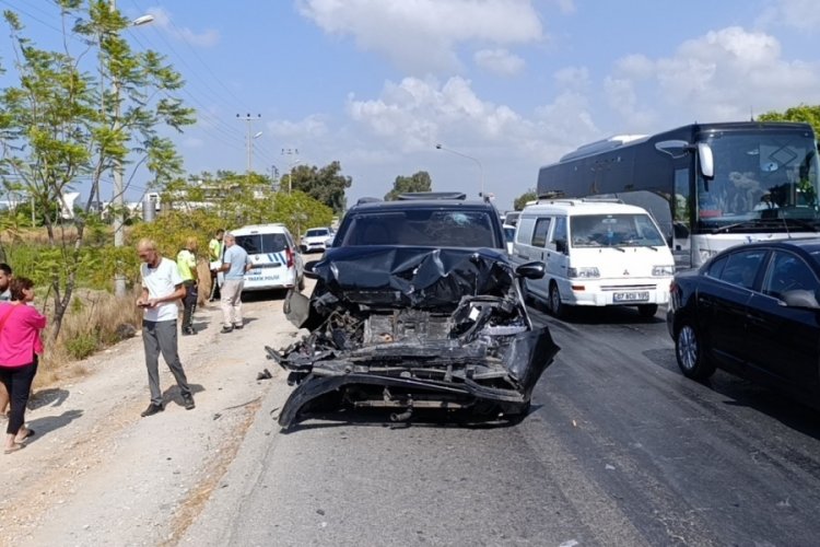 Antalya'da VIP tur aracıyla tur otob&uuml;s &ccedil;arpıştı!  Hamile turist fenalaşıp hastaneye kaldırıldı