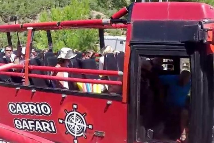 Turistlerin eğlencesine dahil olmak isteyen şof&ouml;r kazaya sebep oldu!