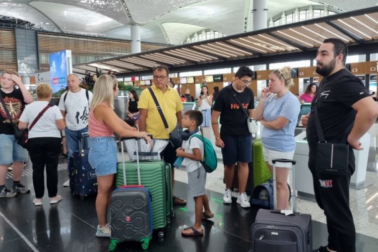 Seferleri iptal edilen Karadağ yolcuları iki g&uuml;nd&uuml;r İstanbul Havalimanı'nda bekliyor
