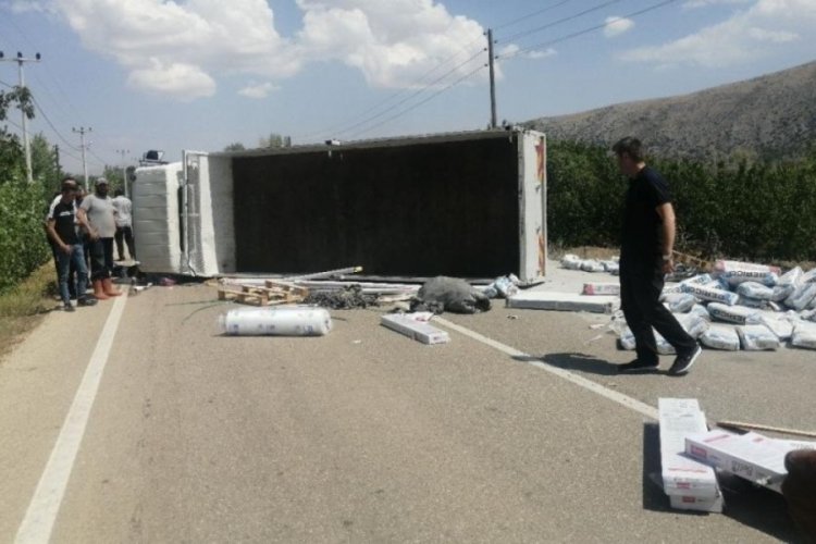 Isparta'da inşaat malzemesi y&uuml;kl&uuml; kamyonet yan yattı