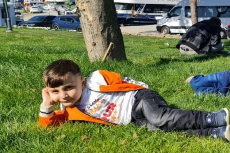 İstanbul'da otomobilin altında kalan &ccedil;ocuk hayatını kaybetti