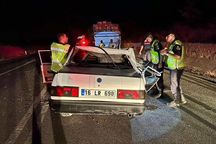 Bursa'da kamyona &ccedil;arpan otomobilin &ccedil;atısı u&ccedil;tu: 3 ağır yaralı