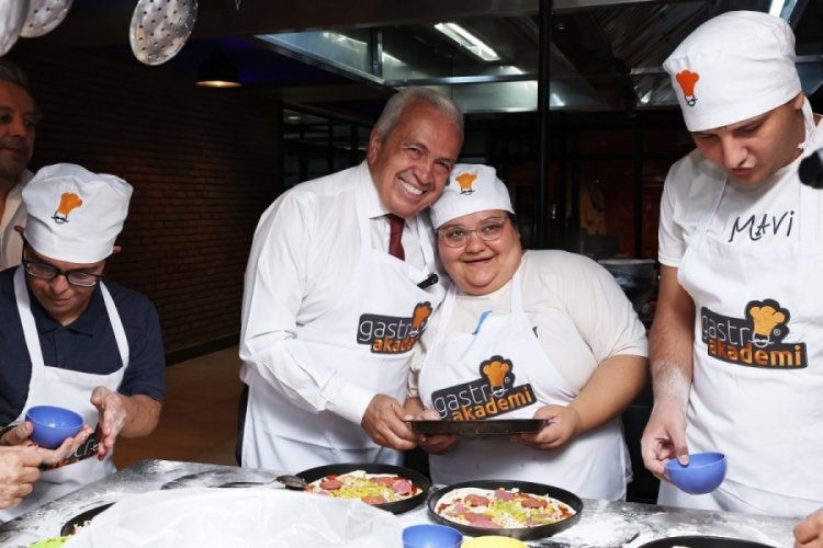 Bursa'da Nil&uuml;fer Belediye Başkanı Şadi &Ouml;zdemir, &ouml;zel &ccedil;ocuklarla pizza yaptı