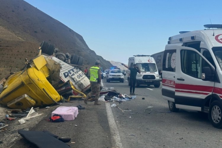 Erzincan'da feci kaza! &Ccedil;ok sayıda &ouml;l&uuml; ve yaralı var