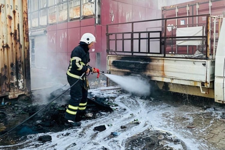 Kamyonette başlayan yangın malzeme dolu konteynıra sı&ccedil;radı
