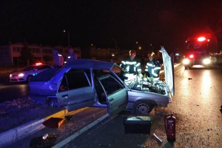 Kontrolden &ccedil;ıkan otomobil ref&uuml;je &ccedil;ıktı; 1 yaralı