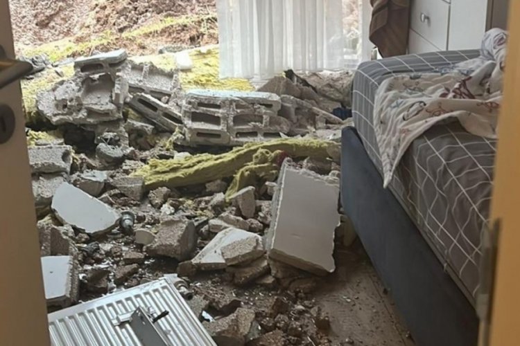 İstinat duvarı &ccedil;&ouml;kt&uuml;! 48 daireli bina tahliye edildi