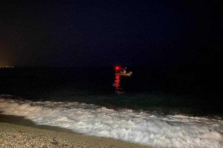 Antalya'da tatilci ailenin teknesi battı: 4 kişi y&uuml;zerek kıyıya &ccedil;ıktı