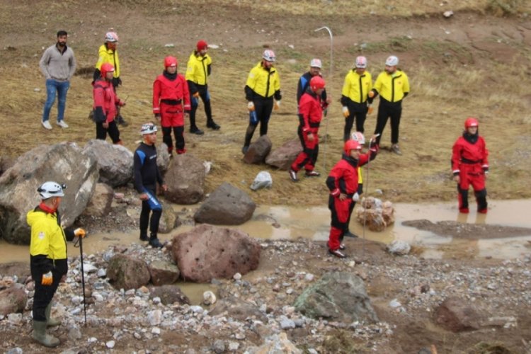 Kayseri'de selde kaybolmuştu, kıyafetleri bulundu