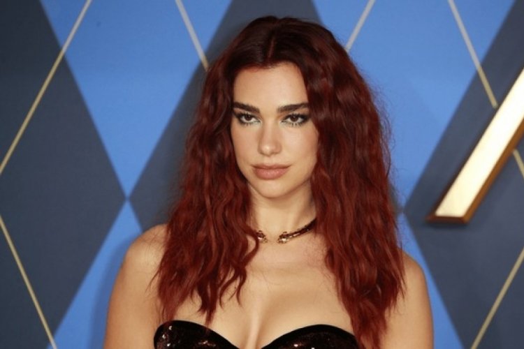 Dua Lipa ve Callum Turner kayalıklarda romantik anlar yaşadı
