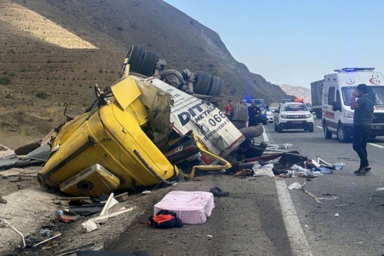 Erzincan'da katliam gibi kaza! Tır, otomobili bi&ccedil;ti: 4 &ouml;l&uuml;, 2 yaralı