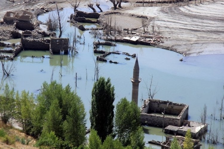 Sivas'ta su seviyesinin d&uuml;şmesiyle barajdaki cami ve evler ortaya &ccedil;ıktı!