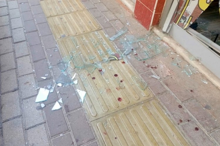 Bursa'da yol verme kavgasında işyeri camından i&ccedil;eri girdiler!&nbsp;&nbsp;