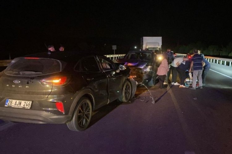 Burdur-Antalya Karayolu'nda 2 otomobil kafa kafaya &ccedil;arpıştı: 5 yaralı
