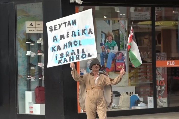 Bursa'da hayvan kostümleri giyen tiyatro sanatçısı, İsrail ve Amerika'yı protesto etti